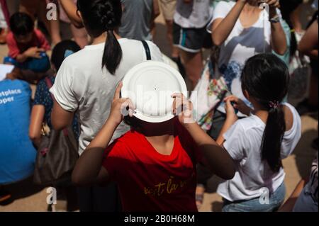 26.12.2019, Singapour, , Singapour - Les Gens se réunissent dans l'amphithéâtre de Kebun Baru Springs, Ang Mo Kio, pour regarder l'éclipse solaire annulaire. 0SL19122 Banque D'Images