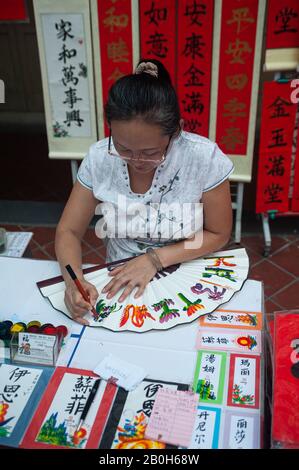 17.01.2020, Singapour, , Singapour - l'artiste Jessie Ren écrit sur un stand de rue dans le quartier de Chinatown fans, bannières et défile avec l'individu co Banque D'Images