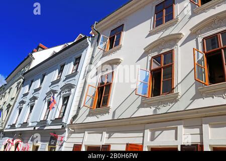 Bratislava, SLOVAQUIE - 03 SEPTEMBRE 2019 : vue sur les vieux bâtiments de la rue Sedlarska Banque D'Images