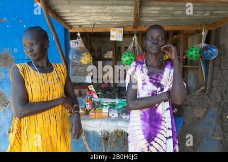 31.10.2019, Opanya, Gambela, Ethiopie - Participants au projet de microfinance de la Commission du développement et des services sociaux (DASSC), un développeur Banque D'Images