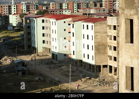 04.11.2019, Addis-Abeba, Ethiopie - boom de la construction en Ethiopie. De nouvelles zones résidentielles sont construites dans la campagne à la périphérie D'Addi Banque D'Images