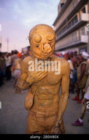 TRINIDAD, PORT D'ESPAGNE, J'OUVERT, JU VAY CÉLÉBRATION, OUVERTURE DE CARNAVAL, LES GENS COUVERTS DE BOUE Banque D'Images