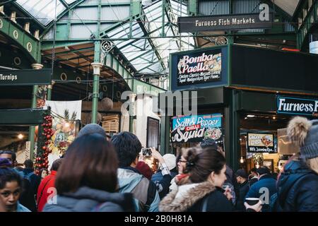 Londres, Royaume-Uni - 29 novembre 2019: Vue sur Borough Market, l'un des plus grands et plus anciens marchés alimentaires de Londres, sur une journée animée, point de mire sélectif, motion b Banque D'Images