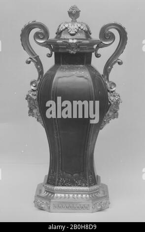 Paire de vases, chinois avec supports français, fin du XVIIIe siècle, chinois avec supports français, porcelaine; supports dorés-bronze, Total (.1a, b): 25 5/8 × 9 1/2 × 9 1/2 po. (65,1 × 24,1 × 24,1 cm), Hors Tout (.2a, b) : 25 3/4 × 9 1/2 × 9 1/2 po. (65,4 × 24,1 × 24,1 Cm), Bronze De Travail Des Métaux-Gilt Banque D'Images