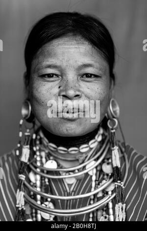 Une Jeune Femme Du Groupe Ethnique Kayaw, Village De Htay Kho, Loikaw, Myanmar. Banque D'Images