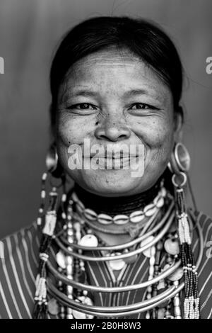 Une Jeune Femme Du Groupe Ethnique Kayaw, Village De Htay Kho, Loikaw, Myanmar. Banque D'Images