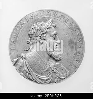 Charles V (1500–1558), Empereur du Saint Empire romain (1519–56), Italien, XVIe siècle, Italien, bronze Gilt, diamètre : 3 7/8 po. (98 mm), médailles et plaquettes Banque D'Images