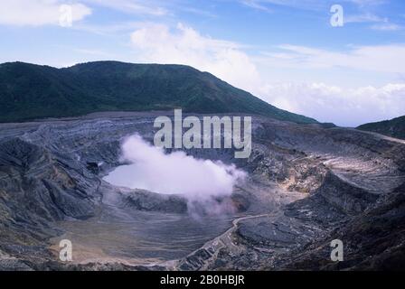 COSTA RICA, DE LA VAPEUR S'ÉCHAPPE DU CRATÈRE ACTIF DU VOLCAN POA (CALDERA), LAC Banque D'Images