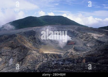 COSTA RICA, DE LA VAPEUR S'ÉCHAPPE DU CRATÈRE ACTIF DU VOLCAN POA (CALDERA), LAC Banque D'Images