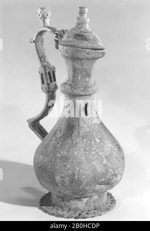 Égout, du 8ème au 9ème siècle, Attribué à l'Iran, Bronze; coulé, gravé, et percé, H. 6 7/16 po. (16,4 cm), avec 4 po. (10,2 cm), D. 2 7/8 po. (7,3 cm), Poids 14,5 oz (411,1 g), métal Banque D'Images