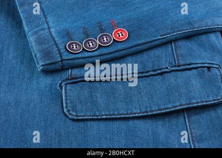 Élégant costume en denim. Veste mâle avec poche et boutons, gros plan. Mode pour Homme Banque D'Images