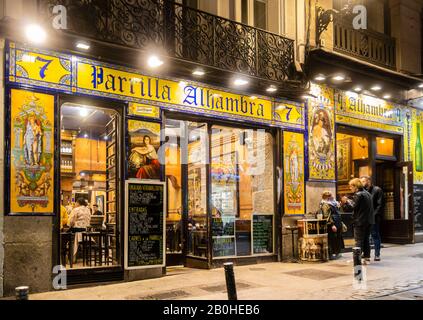 Bar à tapas Parrilla Alhambra près de Paza Mayor, dans le centre-ville de Madrid. Madrid Espagne Banque D'Images