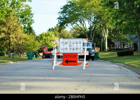 la route est fermée à travers la circulation au détour du panneau de construction dans un quartier résidentiel Banque D'Images