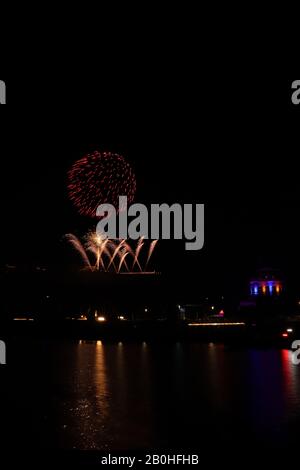 Un feu d'artifice animé et coloré s'affiche sur la forteresse d'Ehrenbreitstein à Koblenz, en Allemagne, où convergent les rivières du Rhin et de la Moselle. Banque D'Images