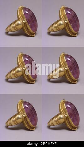 Bague avec Grande pierre ovale violette à montage simple, Indonésie (Java), période javanaise centrale, date du 8ème au début du 10ème siècle, Indonésie (Java), or avec pierre violette, Diam. 1 1/16 po. (2,7 cm), Bijoux Banque D'Images