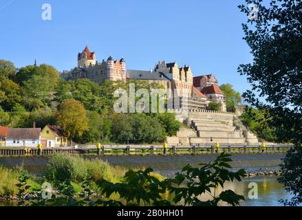 Belle vue sur le château de Bernburg sur la rivière Saale en Allemagne Banque D'Images