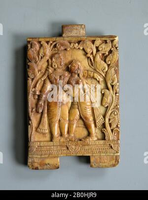 Panel avec Krishna et Gopas, Inde (Orissa), XVIIe siècle, Inde (Orissa), Ivoire, H. 2 7/8 po. (7,3 cm); W. 1 7/8 po. (4,8 cm) ; D. 1/4 po. (0,6 cm), Ivories Banque D'Images