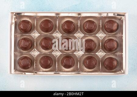 Assortiment de bonbons au chocolat de luxe dans une boîte blanche isolée sur fond blanc. Ensemble chocolat de bonbons artisanaux exclusifs. Espace de copie Banque D'Images