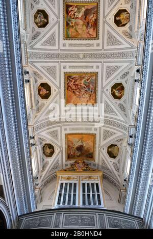 A l'intérieur de l'église de san martino Il a été fondé par le comte Ruggiero en 300 dans le style gothique 24 septembre 2019 Erice Sicile Italie Banque D'Images