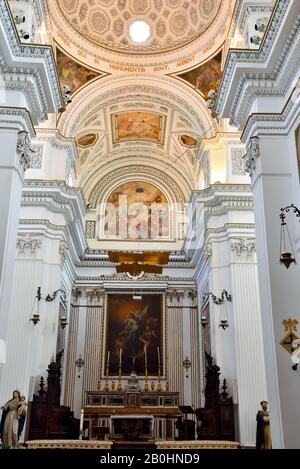 A l'intérieur de l'église de san martino Il a été fondé par le comte Ruggiero en 300 dans le style gothique 24 septembre 2019 Erice Sicile Italie Banque D'Images