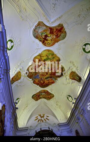 A l'intérieur de l'église de san martino Il a été fondé par le comte Ruggiero en 300 dans le style gothique 24 septembre 2019 Erice Sicile Italie Banque D'Images