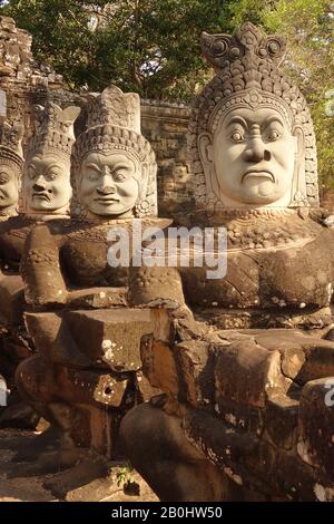 Porte sud d'Angkor Thom / Angkor Wat au Cambodge avec des démons en pierre tenant un serpent Banque D'Images