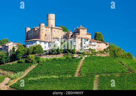 Château et village Castiglione Falletto, Piemonte, Italie Banque D'Images