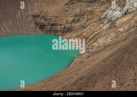 Vue aérienne du lac Mist et du glacier Mist depuis le vol de randonnée en hélicoptère jusqu'à l'arrière-pays du parc provincial du Mont Robson, en Colombie-Britannique, Banque D'Images