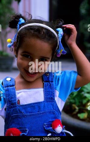 CUBA, LA VIEILLE HAVANE, SCÈNE DE RUE, PORTRAIT DE FILLE Banque D'Images