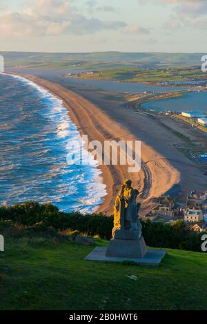 Fortuneswell, Portland, Dorset, Royaume-Uni. 20 février 2020. Météo britannique. Vue de l'Esprit de Portland scultpure sur l'île de Portland à Dorset en regardant le long de Chesil Beach pendant le soleil en fin d'après-midi avec des vents violents et des mers rugueuses qui écrasent le minerai. Crédit Photo : Graham Hunt/Alay Live News Banque D'Images