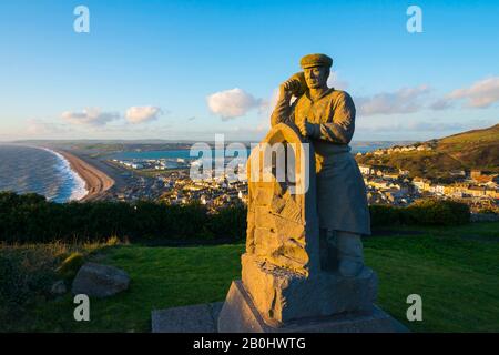 Fortuneswell, Portland, Dorset, Royaume-Uni. 20 février 2020. Météo britannique. L'Esprit de sculpture de Portland qui se trouve au-dessus de Fortuneswell sur l'île de Portland à Dorset illuminé par le soleil de fin d'après-midi avec vue sur Fortuneswell et Chesil Beach. Crédit Photo : Graham Hunt/Alay Live News Banque D'Images