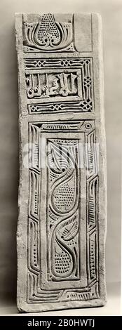 Dado Panel, Dado panel, 10ème siècle, Excavé en Iran, Nishapur, Stuc; sculpté, avec quelques éléments en plâtre moulé, H. 57 in. (144,8 cm), avec 16 1/4 po. (41,3 cm), D. 4 po. (10,2 cm), Poids : 43,1 kg, Stuc Banque D'Images
