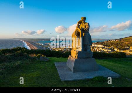 Fortuneswell, Portland, Dorset, Royaume-Uni. 20 février 2020. Météo britannique. L'Esprit de sculpture de Portland qui se trouve au-dessus de Fortuneswell sur l'île de Portland à Dorset illuminé par le soleil de fin d'après-midi avec vue sur Fortuneswell et Chesil Beach. Crédit Photo : Graham Hunt/Alay Live News Banque D'Images