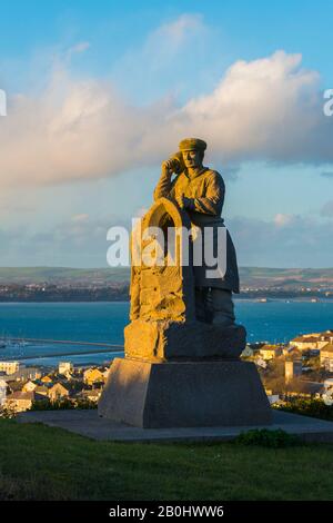 Fortuneswell, Portland, Dorset, Royaume-Uni. 20 février 2020. Météo britannique. L'Esprit de sculpture de Portland qui se trouve au-dessus de Fortuneswell sur l'île de Portland à Dorset illuminé par le soleil de fin d'après-midi avec vue sur Fortuneswell derrière lui. Crédit Photo : Graham Hunt/Alay Live News Banque D'Images