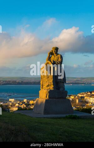 Fortuneswell, Portland, Dorset, Royaume-Uni. 20 février 2020. Météo britannique. L'Esprit de sculpture de Portland qui se trouve au-dessus de Fortuneswell sur l'île de Portland à Dorset illuminé par le soleil de fin d'après-midi avec vue sur Fortuneswell derrière lui. Crédit Photo : Graham Hunt/Alay Live News Banque D'Images