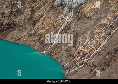 Vue aérienne du lac Mist et du glacier Mist depuis le vol de randonnée en hélicoptère jusqu'à l'arrière-pays du parc provincial du Mont Robson, en Colombie-Britannique, Banque D'Images