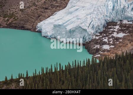 Vue aérienne du terminus du glacier Berg dans le lac Berg depuis le vol de randonnée en hélicoptère jusqu'à l'arrière du parc provincial du Mont Robson, le British Colum Banque D'Images