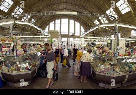 Riga, Lettonie. 25 juillet 2001. Il y a beaucoup d'activité dans les halls du marché central à la gare principale. Ils étaient autrefois les salles de marché les plus grandes et les plus modernes au monde. Crédit: Paul Glaser/dpa-Zentralbild/ZB/dpa/Alay Live News Banque D'Images