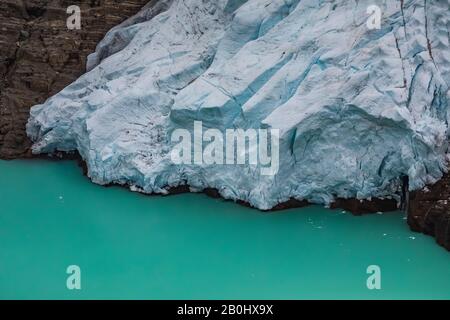 Vue aérienne du terminus du glacier Berg dans le lac Berg depuis le vol de randonnée en hélicoptère jusqu'à l'arrière du parc provincial du Mont Robson, le British Colum Banque D'Images