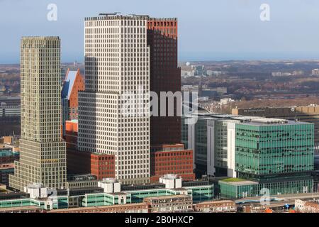 La Haye, Pays-Bas - 6 février 2020: Grands bâtiments de la ville de la Haye le jour ensoleillé Banque D'Images