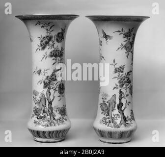 Vase, Chine, dynastie Qing (1644–1911), période Qianlong (1736–95), Culture : Chine, Porcelaine, H. 14 po. (35,6 cm), céramique Banque D'Images