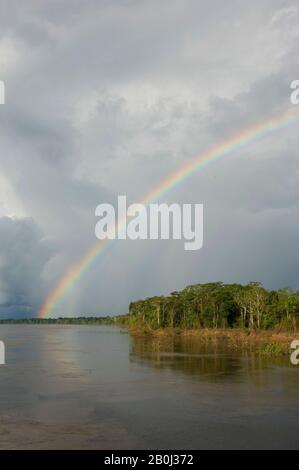 PÉROU, BASSIN DE LA RIVIÈRE AMAZONE, PRÈS D'IQUITOS, MARANON RIVER, RAINBOW Banque D'Images