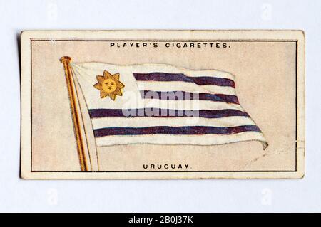 La carte à cigarettes du joueur dans la série Flags of the League of Nations montre le drapeau de l'uruguay. Publié En 1928. Banque D'Images