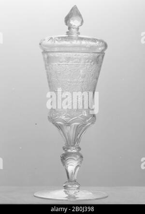 Coupe debout avec couvercle, bohémien, env. 1720, bohémien, verre, Hors Tout (avec couvercle) : 10 1/4 × 3 3/8 in. (26 × 8,6 cm), verre Banque D'Images