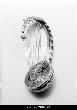 Horloger: Philippe Meynadier, montre sous la forme d'une lyre égyptienne, probablement autrichienne, Vienne, horloger: Philippe Meynadier (enregistré vers 1780–début du XIXe siècle), CA. 1800–10, probablement autrichien, Vienne, cas d'or et d'émail, 2 7/8 x 1 3/8 po. (7,3 x 3,5 cm), Horologie Banque D'Images