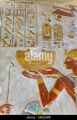 Mur bas-relief représentant la wesekh dorée dans le Temple de Seti I, Abydos Banque D'Images