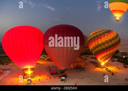 Ballons d'air chaud à l'aube à Louxor, en Égypte Banque D'Images