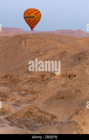Ballons d'air chaud à l'aube à Louxor, en Égypte Banque D'Images