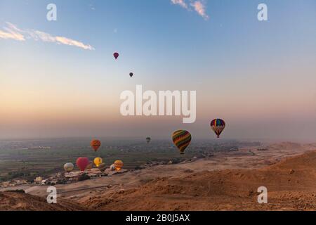 Ballons d'air chaud à l'aube à Louxor, en Égypte Banque D'Images