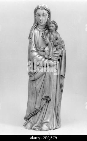 Madonna et enfant, Hispano-Philippine, XVIIe–XVIIIe siècle, Hispano-Philippine, ivoire, avec patine jaune à brun, hauteur : 7 1/2 po. (19,1 cm), Sculpture-miniature Banque D'Images